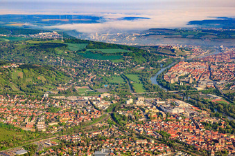 Vue aérienne de Vue de la ville des deux côtés du Main depuis le sud-ouest à le quartier Steinbachtal in Würzburg dans le département Bavière, Allemagne