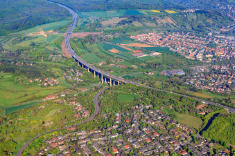Vue aérienne de Viaduc de Heidingsfeld sur l'A3 depuis l'est à le quartier Heuchelhof in Würzburg dans le département Bavière, Allemagne