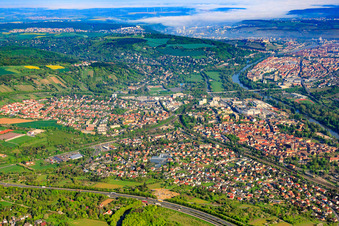 Vue aérienne de Vue de la ville entre Main, B19 et Autobahn à le quartier Heidingsfeld in Würzburg dans le département Bavière, Allemagne