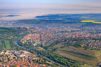 Vue aérienne de Vue sur la ville des deux côtés du Main avec des vignobles du sud à le quartier Sanderau in Würzburg dans le département Bavière, Allemagne