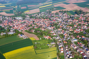 Vue aérienne de Champs agricoles et terres agricoles à Schwanfeld dans le département Bavière, Allemagne