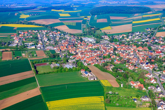 Vue aérienne de Village entre les champs vu de l'est à Schwanfeld dans le département Bavière, Allemagne