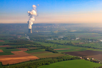 Vue aérienne de La centrale nucléaire de Schweinfurt vue du sud à Grafenrheinfeld dans le département Bavière, Allemagne