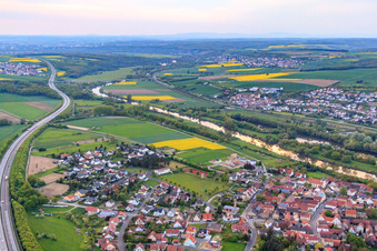 Vue aérienne de Terrain de sport du SV Untereuerheim entre Main et A70 à le quartier Untereuerheim in Grettstadt dans le département Bavière, Allemagne