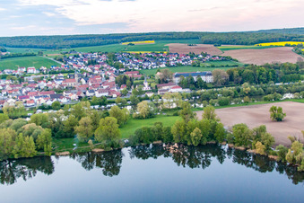 Vue aérienne de Vue depuis l'autre côté du Main sur le lac Hohauser à le quartier Obertheres in Theres dans le département Bavière, Allemagne