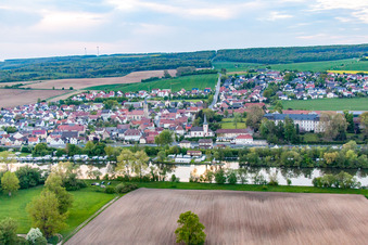 Vue aérienne de Vue depuis l'autre côté du Main à le quartier Obertheres in Theres dans le département Bavière, Allemagne