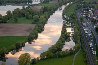 Vue aérienne de Les berges du Main au coucher du soleil à le quartier Obertheres in Theres dans le département Bavière, Allemagne
