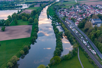 Vue aérienne de Motorclub Obertheres sur les rives du Main au coucher du soleil à le quartier Obertheres in Theres dans le département Bavière, Allemagne