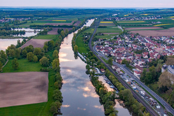 Vue aérienne de Motorclub Obertheres sur les rives du Main au coucher du soleil à le quartier Obertheres in Theres dans le département Bavière, Allemagne