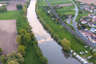 Vue aérienne de Bateau de sport sur le Main à le quartier Obertheres in Theres dans le département Bavière, Allemagne