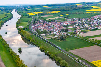Vue aérienne de Lieu sur les rives du Main à le quartier Untertheres in Theres dans le département Bavière, Allemagne