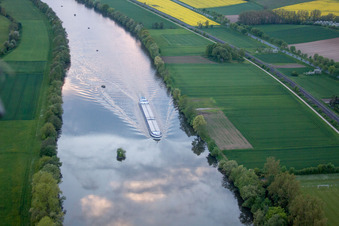 Vue aérienne de Les rives de la rivière Main à le quartier Ottendorf in Gädheim dans le département Bavière, Allemagne