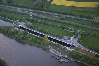 Vue aérienne de Les rives de la rivière Main à le quartier Ottendorf in Gädheim dans le département Bavière, Allemagne