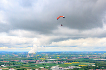 Vue aérienne de Parapente devant la centrale nucléaire de Grafenrheinfeld à Röthlein dans le département Bavière, Allemagne