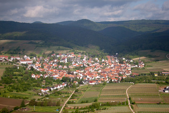 Quartier Rechtenbach in Schweigen-Rechtenbach dans le département Rhénanie-Palatinat, Allemagne du point de vue du drone