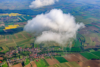 Vue aérienne de Nuage sur village de Dierbachtal à Dierbach dans le département Rhénanie-Palatinat, Allemagne