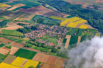 Vue aérienne de Nuage au-dessus du village d'Erlenbachtal à Barbelroth dans le département Rhénanie-Palatinat, Allemagne