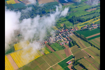 Vue aérienne de Nuage au-dessus du village d'Erlenbachtal à Barbelroth dans le département Rhénanie-Palatinat, Allemagne