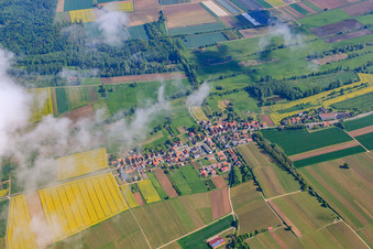 Photographie aérienne de Nuage au-dessus du village d'Erlenbachtal à Barbelroth dans le département Rhénanie-Palatinat, Allemagne