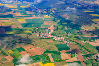 Vue aérienne de Nuage au-dessus du village d'Erlenbachtal à Oberhausen dans le département Rhénanie-Palatinat, Allemagne