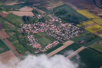 Vue sur le village à Barbelroth dans le département Rhénanie-Palatinat, Allemagne d'en haut