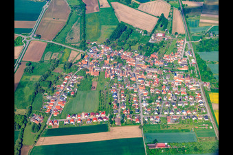 Vue aérienne de Vue d'ensemble du village depuis l'est à Barbelroth dans le département Rhénanie-Palatinat, Allemagne