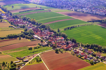 Vue aérienne de Village de rue vu du nord-ouest à Vollmersweiler dans le département Rhénanie-Palatinat, Allemagne