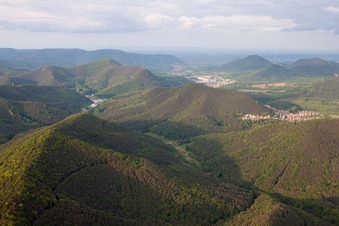Vue aérienne de Vue arrière vers Annweiler à Wernersberg dans le département Rhénanie-Palatinat, Allemagne