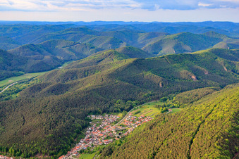Vue aérienne de Lieu dans la forêt du Palatinat depuis le sud-ouest à Spirkelbach dans le département Rhénanie-Palatinat, Allemagne