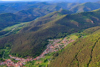 Vue aérienne de Lieu dans la forêt du Palatinat depuis le sud-ouest à Spirkelbach dans le département Rhénanie-Palatinat, Allemagne
