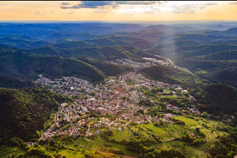 Vue aérienne de Ville dans la forêt du Palatinat vue de l'est à Hauenstein dans le département Rhénanie-Palatinat, Allemagne