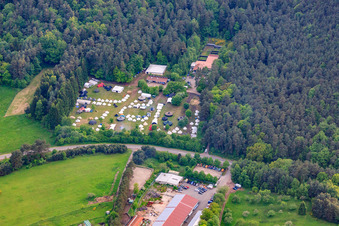 Vue aérienne de Camp au camping des jeunes-Hauenstein à Hauenstein dans le département Rhénanie-Palatinat, Allemagne