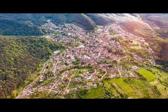 Vue aérienne de Ville dans la forêt du Palatinat vue de l'est à Hauenstein dans le département Rhénanie-Palatinat, Allemagne
