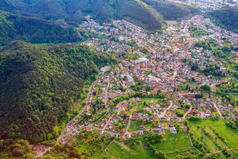 Photographie aérienne de Ville dans la forêt du Palatinat vue de l'est à Hauenstein dans le département Rhénanie-Palatinat, Allemagne