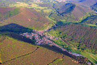 Vue aérienne de Lieu dans la forêt du Palatinat depuis le nord-ouest à Lug dans le département Rhénanie-Palatinat, Allemagne