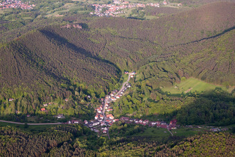 Vue aérienne de Lieu dans la forêt du Palatinat vu de l'ouest à Dimbach dans le département Rhénanie-Palatinat, Allemagne