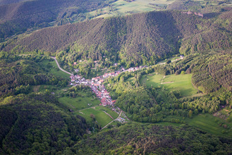 Vue oblique de Vue sur le village à Dimbach dans le département Rhénanie-Palatinat, Allemagne