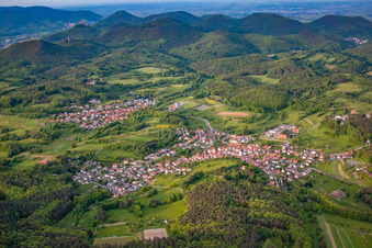 Vue aérienne de Vue sur le village à le quartier Gossersweiler in Gossersweiler-Stein dans le département Rhénanie-Palatinat, Allemagne