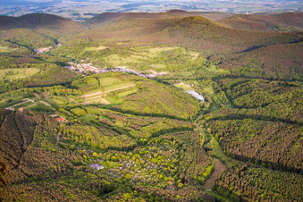 Vue aérienne de Village de vacances Eichwald dans la vallée de Klingbachtal près du lac de Silz à le quartier Gossersweiler in Gossersweiler-Stein dans le département Rhénanie-Palatinat, Allemagne