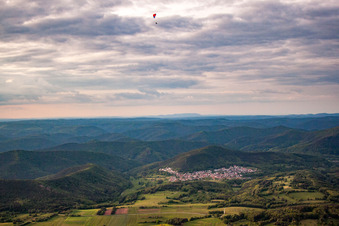 Vue aérienne de Lieu dans la forêt du Palatinat vu du sud à Wernersberg dans le département Rhénanie-Palatinat, Allemagne