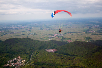 Vue aérienne de Parapente à la carrière à Waldhambach dans le département Rhénanie-Palatinat, Allemagne