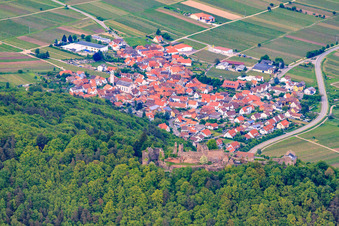 Vue aérienne de Village viticole au bord du Haardt en contrebas du Madenburg vu du sud-ouest à Eschbach dans le département Rhénanie-Palatinat, Allemagne