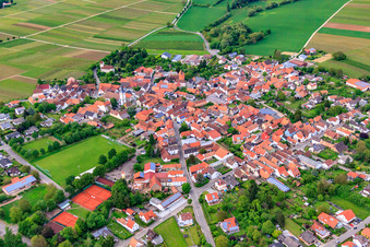 Vue aérienne de Centre du village vu du sud-ouest à le quartier Mörzheim in Landau in der Pfalz dans le département Rhénanie-Palatinat, Allemagne