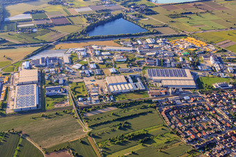 Vue aérienne de Zone industrielle Daimlerstraße vue de l'est avec Logistikzentrum Karlsruhe GmbH, CTDI GmbH et Seifert Logistics Group à Malsch dans le département Bade-Wurtemberg, Allemagne