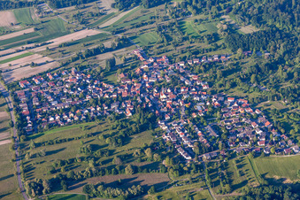 Vue aérienne de Vue des rues et des maisons dans les quartiers résidentiels à le quartier Oberweier in Ettlingen dans le département Bade-Wurtemberg, Allemagne