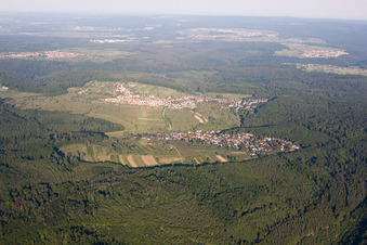 Vue aérienne de Schluttenbach et Schölllbron à le quartier Schöllbronn in Ettlingen dans le département Bade-Wurtemberg, Allemagne