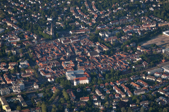 Vue aérienne de Vieille ville vue du sud-ouest à Ettlingen dans le département Bade-Wurtemberg, Allemagne