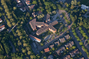 Vue aérienne de Maison de retraite - résidence senior de la maison de retraite Caritas Albert-Stehlin-Haus à Ettlingen dans le département Bade-Wurtemberg, Allemagne