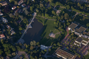Vue aérienne de Albgauhalle à Horbachpark et Horbachsee à Ettlingen dans le département Bade-Wurtemberg, Allemagne