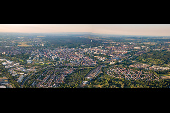 Vue aérienne de Panorama de la ville des deux côtés de la voie ferrée depuis le sud à le quartier Weiherfeld-Dammerstock in Karlsruhe dans le département Bade-Wurtemberg, Allemagne